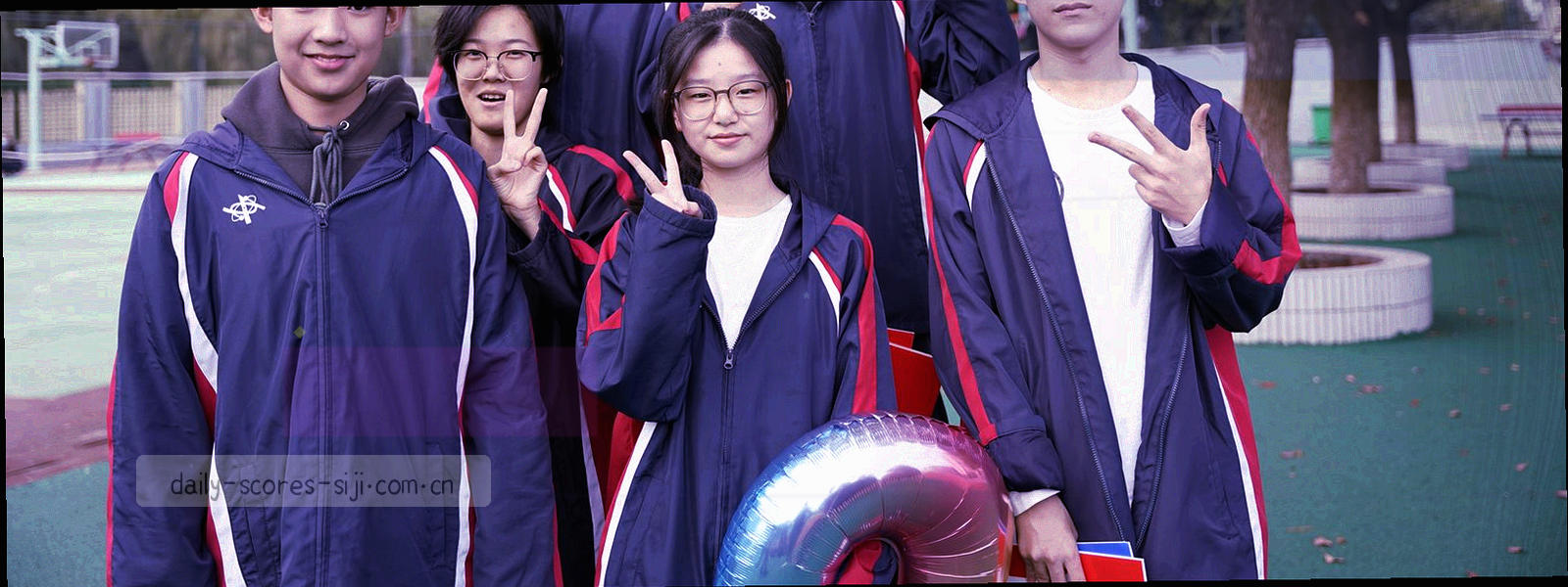 四种季节色以同心圆环方式排布，边缘锐利、无渐变噪点
